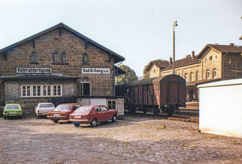 In den 1970er Jahren an der Bad Driburger Güterabfertigung. Die Gittermastleuchte gibt es als Bausatz von Weinert, der Güterschuppen und das Empfangsgebäude entstanden als Eigenentwicklung - mit einer Außergewöhnlichkeit. Das folgende Bild zeigt das Modell. Foto Slg Modellbundesbahn