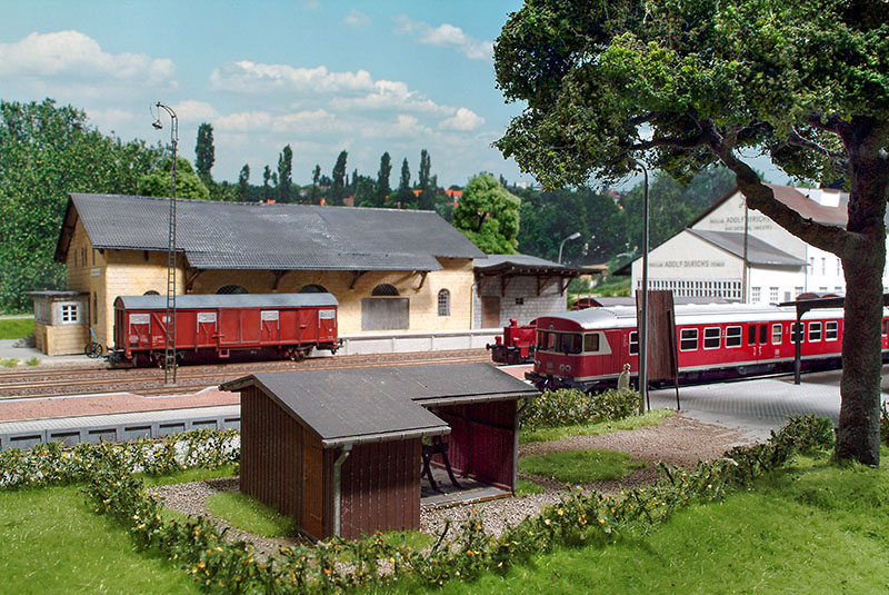 Der Triebwagen wartet in Gleis 1 auf Weiterfahrt Richtung Brakel. In den 1970ern reisten zahlreiche Kurgäste mit der Bahn an. Rudi Außel aus der Fahrkartenausgabe zählte an einem Tag 246 Koffer, nur in der Ankunft - zwischengelagert im Treppenhaus! Foto Markus Tiedtke