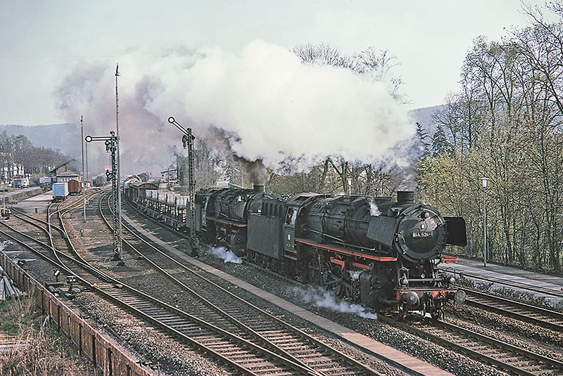 Blick aus dem Stellwerk Dwf auf den Starzug der Strecke! Der Durchgangsgüterzug Dg 53842 von Herzberg nach Altenbeken - mit zwei Ottberger 44ern bespannt. Foto: Uli Preiß, Slg Modellbundesbahn