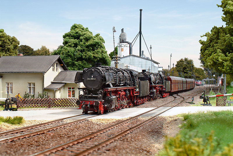 Die 2.200 Tonnen schweren Erzzüge aus den Harzer Gruben gehörten zu den schwersten planmäßigen Zügen, die in Ottbergen zu sehen waren. Hier quert ein 44er Doppel den Bahnübergang an der B64, als Schublok hilft eine 50er (nicht im Bild) bis Altenbeken. Foto: Markus Tiedtke