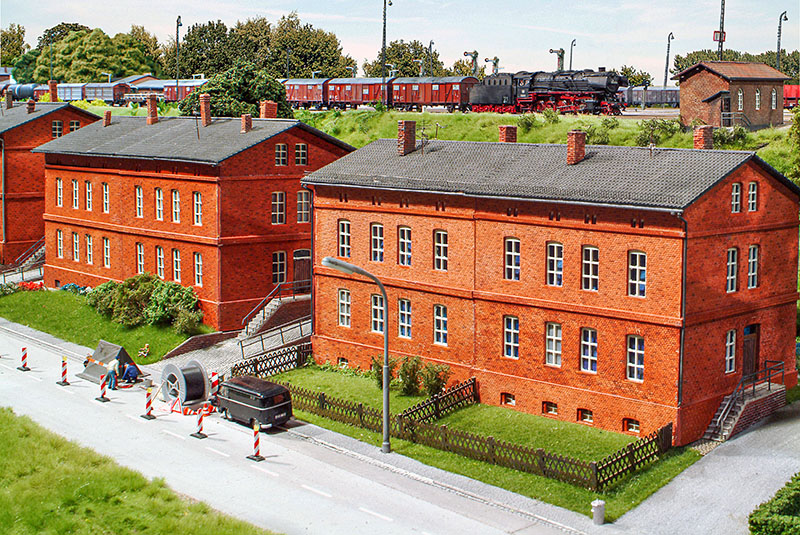 Die Eisenbahnersiedlung „Klein Hamburg“ sieht noch heute so aus wie vor über 45 Jahren. Wer auf der Bundesstraße 64 an diesen Häusern vorbeifährt, erkennt die Szene in Ottbergen umgehend wieder. Foto: Markus Tiedtke