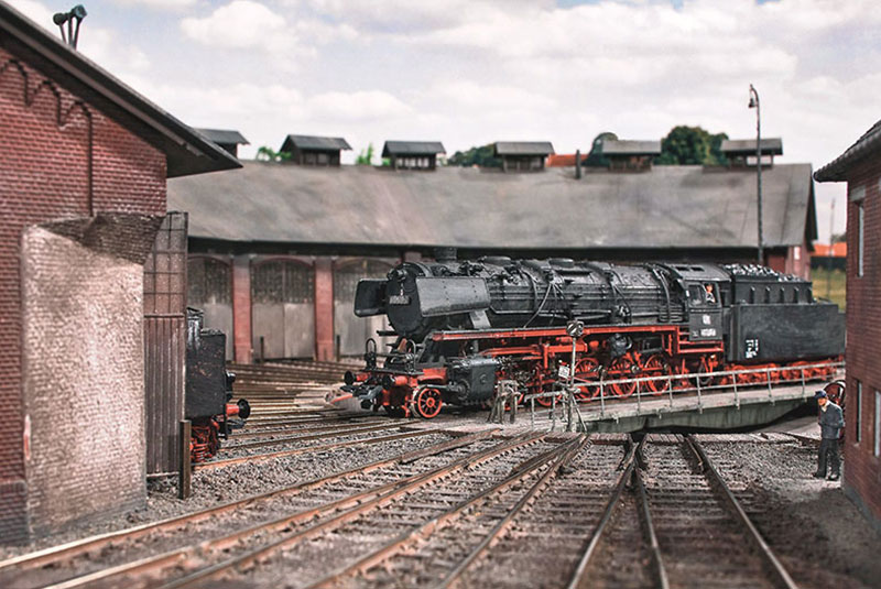 Und eine ähnliche Szene im Modell. Das Gebäude rechts im Anschnitt ist die Ottberger Lokleitung. Die Gleisharfe im Vordergrund ist wie der Lokschuppen und der Antrieb für die Drehscheibe eine Sonderanfertigung. Foto: Markus Tiedtke