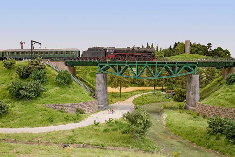 Ein Sonderzug rauscht über die stählerne Fischbauchträgerbrücke und stampft seinem Ziel Göttingen entgegen. Das Wartesignal am Galgen ist eine Ottberger Besonderheit, vielleicht war diese Konstruktion bei der DB sogar einzigartig. Foto: Gerard Tombroek