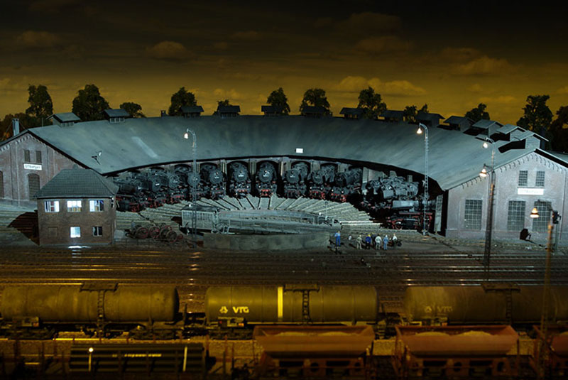 Alle 20 Minuten bricht die Nacht über das Weserbergland und den Teutoburger Wald hinein. Zum 30. Jahrestag des Ottberger Dampfabschieds inszenierte die Modellbundesbahn am 29. Mai 2006 für den Fotografen Andreas Stirl eine Lokparade.