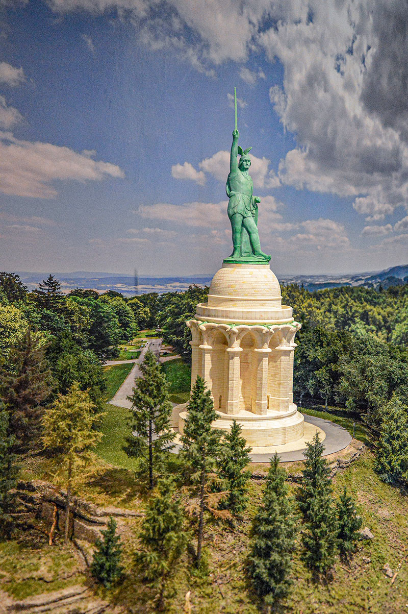 Der Bauabschnitt Teutoburger Wald ist noch im Bau. Weit fortgeschritten ist der Landschaftsbau rund um das Hermannsdenkmal. Das Modell misst exakt 61,5 cm und wiegt gewaltige 2507 Gramm. Foto: Slg MBB