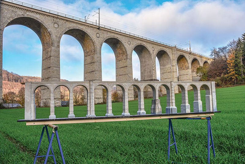 Hier kannst du das kleine Viadukt am Originalschauplatz bei Neuenbeken mit seinem 1853 fertiggestellten Vorbild vergleichen. Im Herbst 2018 begegneten sich die beiden Viadukte. Foto: Slg MBB