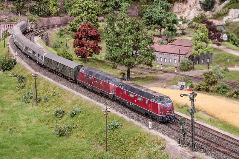 Der Eilzug von Oberhausen nach Walkrenried ist verspätet unterwegs und muss zum Leidwesen der Fahrgäste vor dem Einfahrsignal Wesersteins warten. Wegen Motorschadens der Zuglok ist heute eine zweite V200 vorgespannt. Foto: Markus Tiedtke