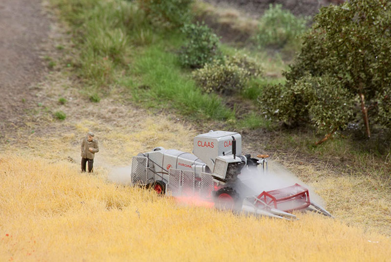 Auch wenn`s brennt, der Mähdrescher heiß gelaufen ist - Ostwestfalen sind für ihre Coolness bekannt! Ganz gelassen wartet der Landwirt auf die Feuerwehr, die du ihm per Knopfdruck gerufen hast. Foto: Markus Tiedtke